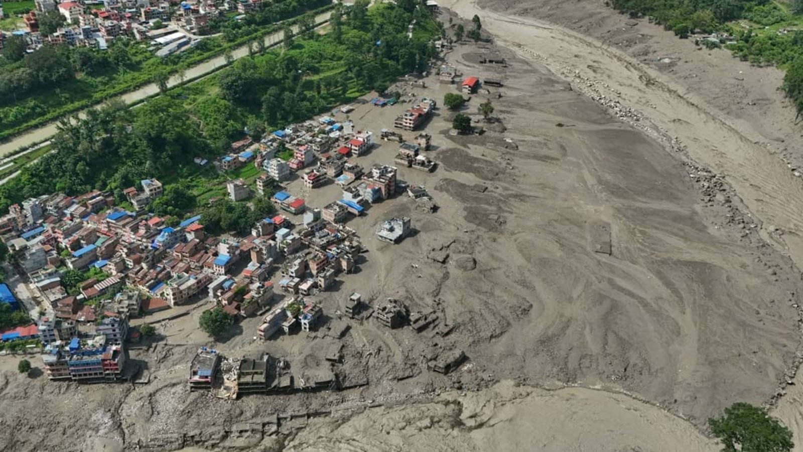 Nach Sturzfluten im nepalesischen Distrikt Nuwakot stehen beschädigte Häuser gefährlich nahe an den angeschwollenen, mit Treibgut verstopften Ufern des Trishuli-Flusses. Eine massive Sturzflut in Nepal hat nach Behördenangeben einigen Menschen das Leben gekostet.Niranjan Shrestha/AP/dpa Nach Sturzfluten im nepalesischen Distrikt Nuwakot stehen beschädigte Häuser gefährlich nahe an den angeschwollenen, mit Treibgut verstopften Ufern des Trishuli-Flusses. Eine massive Sturzflut in Nepal hat nach Behördenangeben einigen Menschen das Leben gekostet.Niranjan Shrestha/AP/dpa