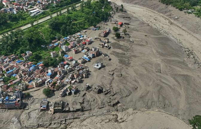Nach Sturzfluten im nepalesischen Distrikt Nuwakot stehen beschädigte Häuser gefährlich nahe an den angeschwollenen, mit Treibgut verstopften Ufern des Trishuli-Flusses. Eine massive Sturzflut in Nepal hat nach Behördenangeben einigen Menschen das Leben gekostet.<span class='image-autor'>Niranjan Shrestha/AP/dpa</span>