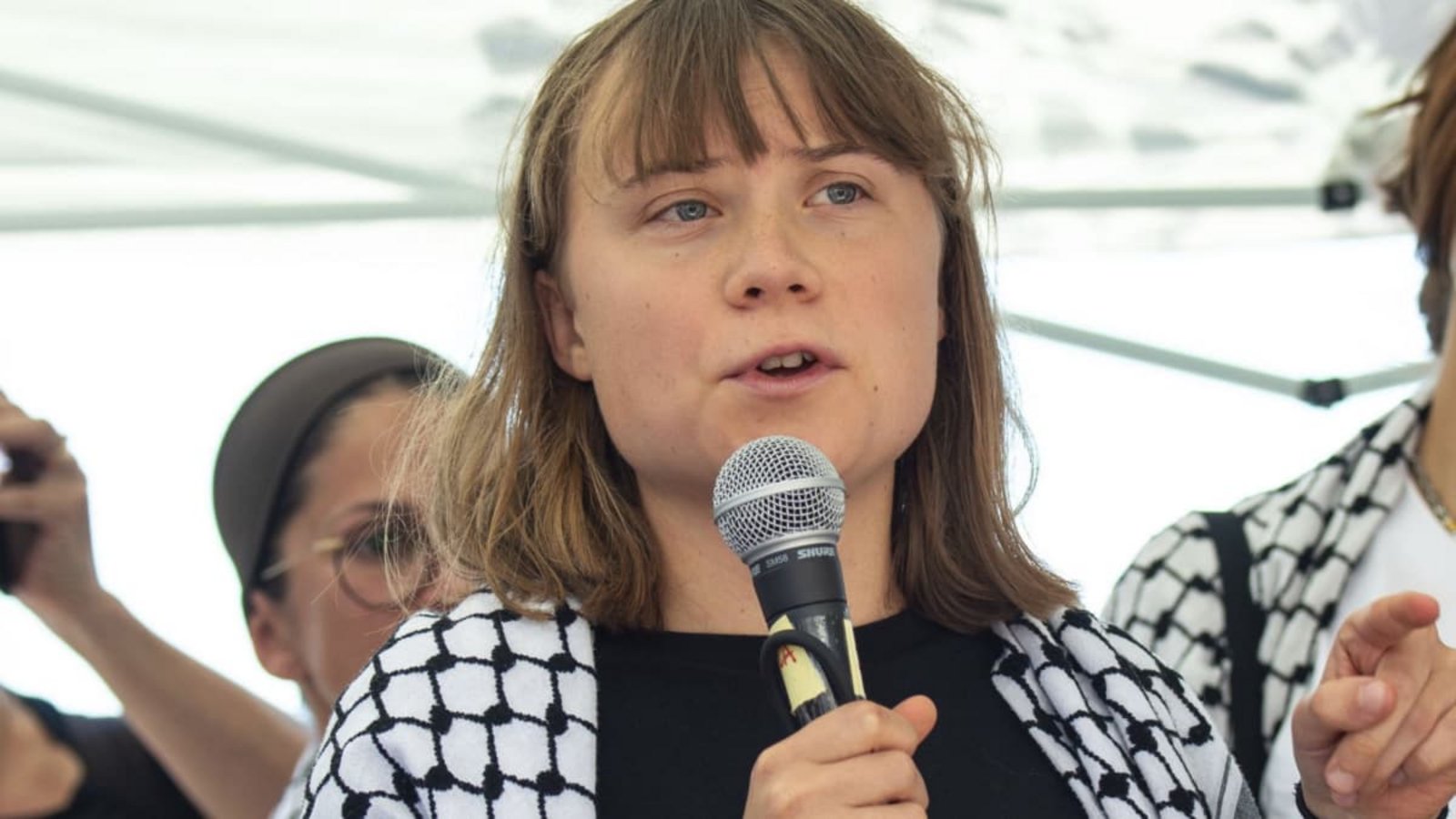 Klimakativistin Greta Thunberg hat sich gemeinsam mit weiteren Aktivistinnen und Aktivisten aus Protest gegen Rheinmetall vor einem Büro des Rüstungskonzerns am Brandenburger Tor auf den Boden geklebt (Archivfoto).AP Klimakativistin Greta Thunberg hat sich gemeinsam mit weiteren Aktivistinnen und Aktivisten aus Protest gegen Rheinmetall vor einem Büro des Rüstungskonzerns am Brandenburger Tor auf den Boden geklebt (Archivfoto).AP