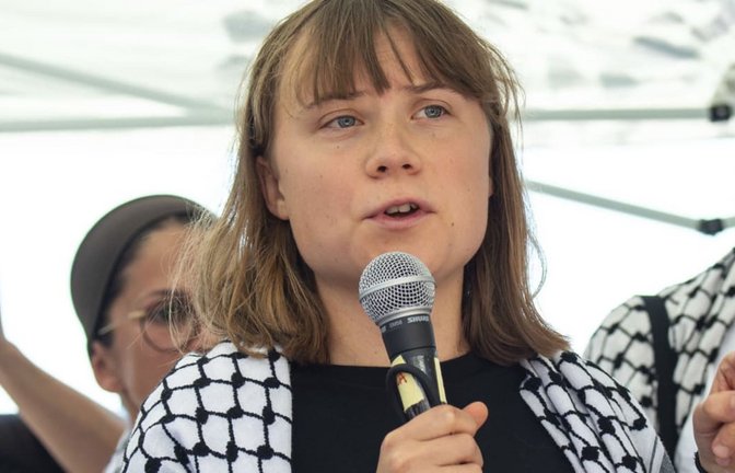 Klimakativistin Greta Thunberg hat sich gemeinsam mit weiteren Aktivistinnen und Aktivisten aus Protest gegen Rheinmetall vor einem Büro des Rüstungskonzerns am Brandenburger Tor auf den Boden geklebt (Archivfoto).<span class='image-autor'>AP</span>