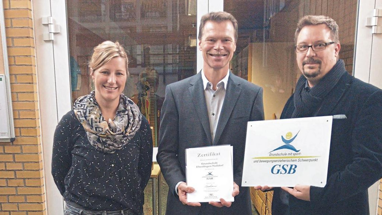 Zertifizierung für die Nussdorfer Schule: Konrektorin Jule Schneider (von links), Reinhard Voige und Rektor Frank Blobel. Foto: p