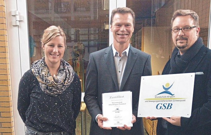 Zertifizierung für die Nussdorfer Schule: Konrektorin Jule Schneider (von links), Reinhard Voige und Rektor Frank Blobel. Foto: p