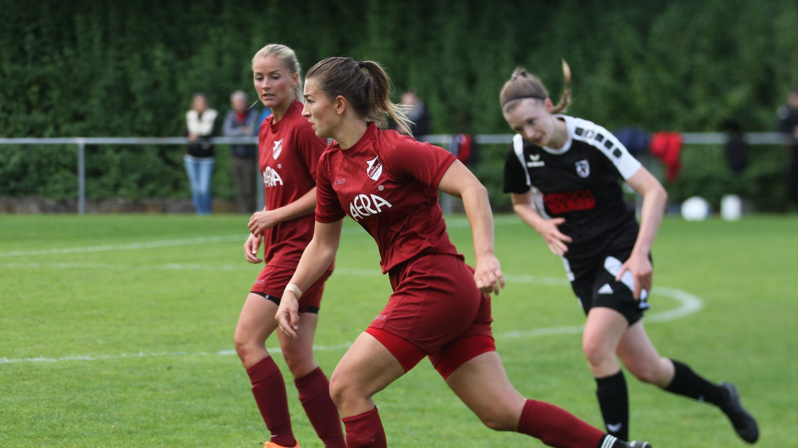 Der SV Horrheim (vorne Kerstin Englert) hat sich gegen Feuerbach den Sieg zum Saisonauftakt hart erkämpft. Foto: Dittrich Der SV Horrheim (vorne Kerstin Englert) hat sich gegen Feuerbach den Sieg zum Saisonauftakt hart erkämpft. Foto: Dittrich