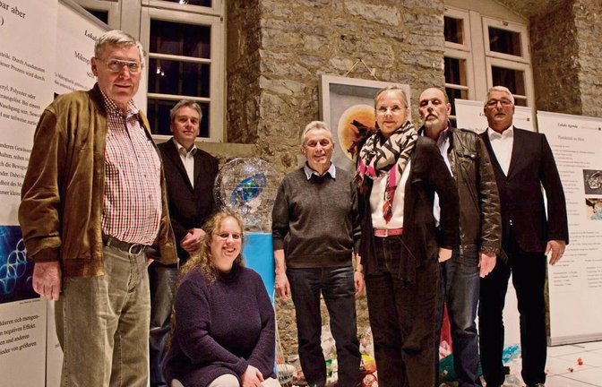 Die Macher der Ausstellung im Eberdinger Rathaus; rechts Bürgermeister Schäfer. Foto: Friedrich