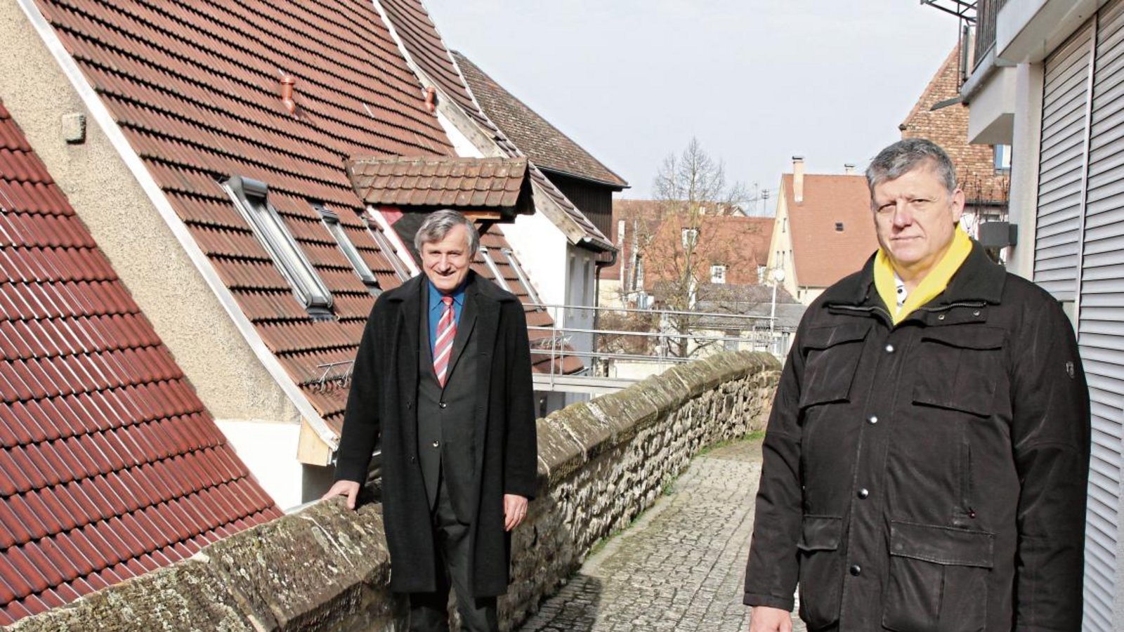 FDP-Wahlkreiskandidat Roland Zitzmann (rechts) aus Horrheim ist auf der Vaihinger Stadtmauer mit dem Spitzenkandidaten im Land, Hans-Ulrich Rülke, unterwegs.
