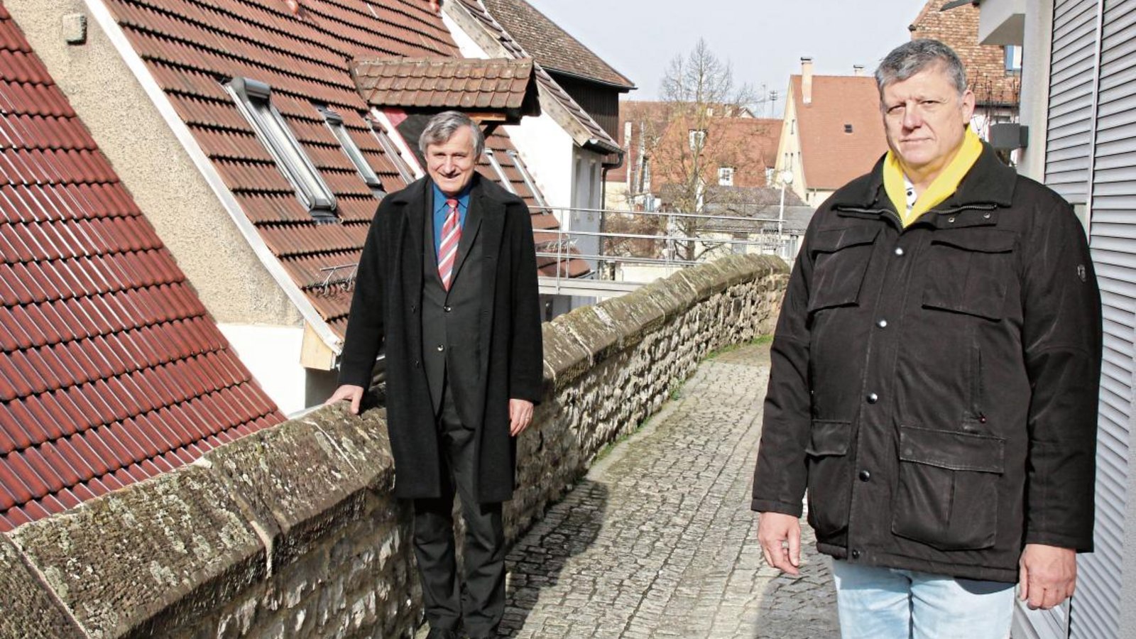 FDP-Wahlkreiskandidat Roland Zitzmann (rechts) aus Horrheim ist auf der Vaihinger Stadtmauer mit dem Spitzenkandidaten im Land, Hans-Ulrich Rülke, unterwegs.