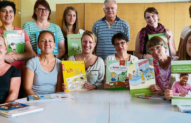 Die Referenten Theo Kaufmann (hinten Mitte) und Andrea Thormählen (hinten ganz rechts) von der Projektstelle Sprachförderung Grundschule mit den Teilnehmerinnen der Sprach-Helfer-Quali in Hohenhaslach. Foto: Landratsamt