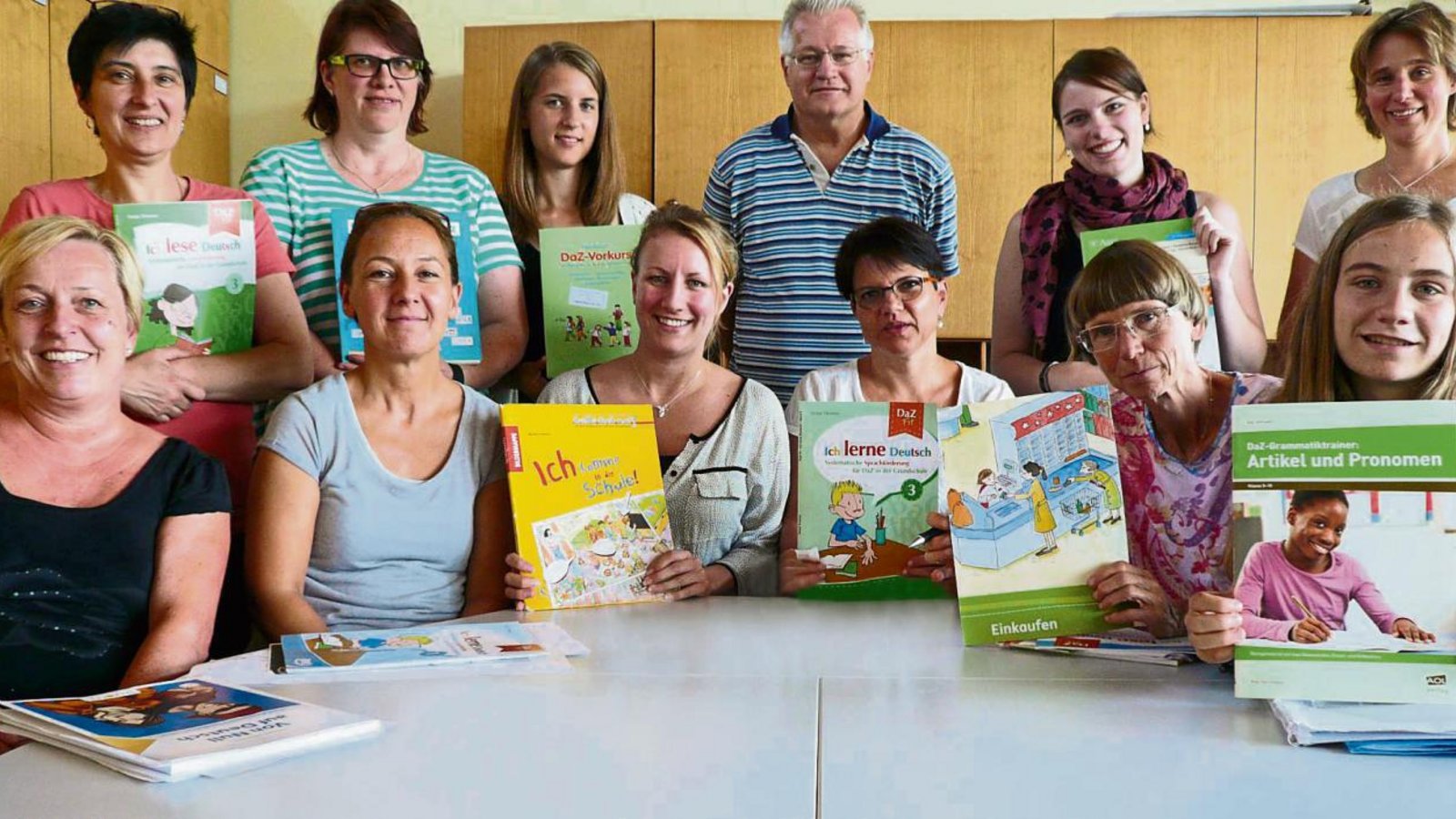 Die Referenten Theo Kaufmann (hinten Mitte) und Andrea Thormählen (hinten ganz rechts) von der Projektstelle Sprachförderung Grundschule mit den Teilnehmerinnen der Sprach-Helfer-Quali in Hohenhaslach. Foto: Landratsamt Die Referenten Theo Kaufmann (hinten Mitte) und Andrea Thormählen (hinten ganz rechts) von der Projektstelle Sprachförderung Grundschule mit den Teilnehmerinnen der Sprach-Helfer-Quali in Hohenhaslach. Foto: Landratsamt