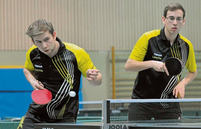 Die Brüder Martin und Lukas Fritz (TSV Ensingen) sind Stadtmeister. Im Doppel schlugen sie die Kleinglattbacher Philipp und Thomas Gutjahr nach einem dramatische Finale mit 3:2. Fotos: Leitner