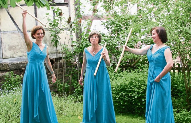 Im Garten der Kulturwerkstatt proben die Gehilfinnen der Königin der Nacht die Schlangentötung – bisher noch ohne Schlange.  Foto: Thomaser