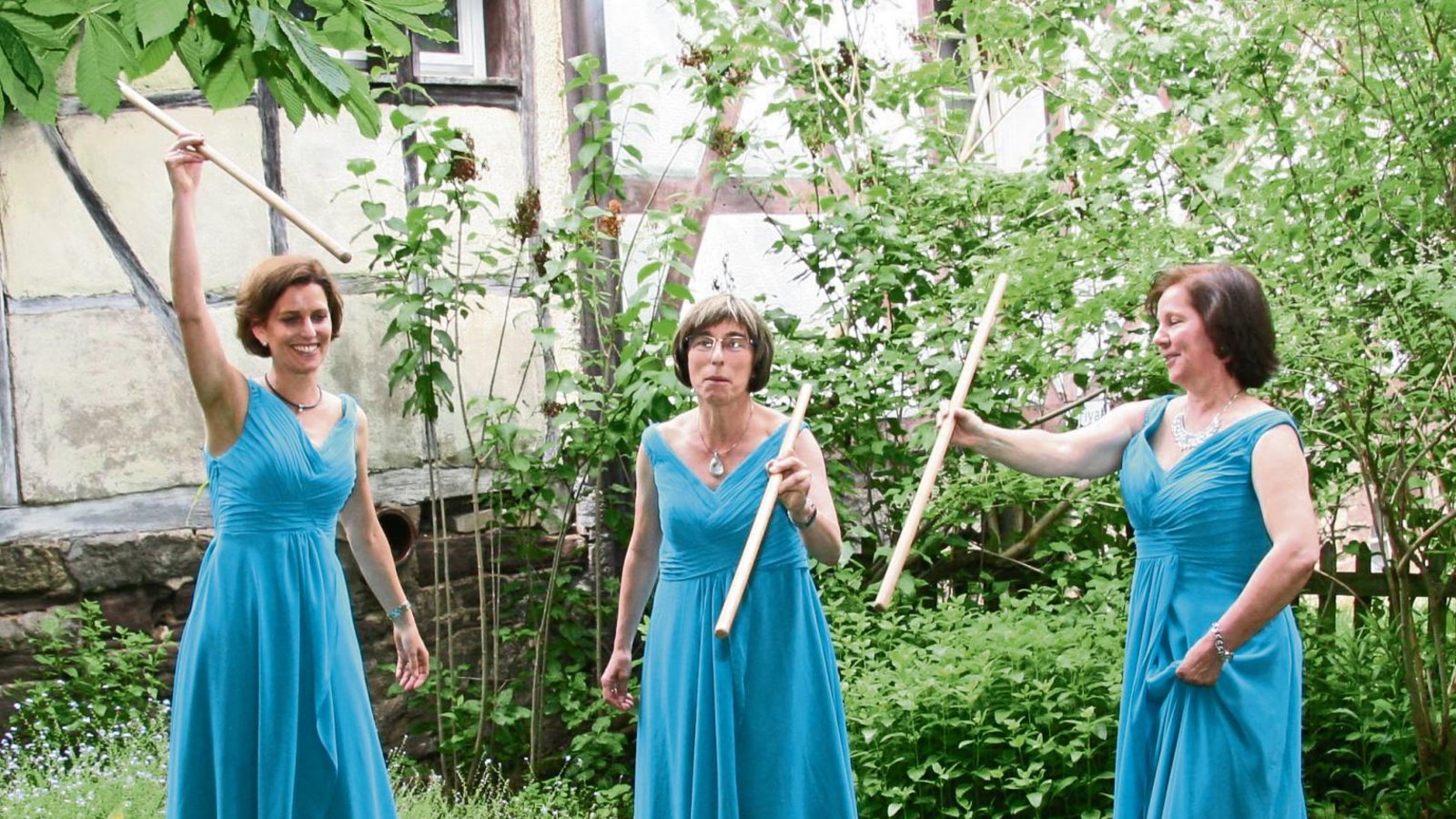 Im Garten der Kulturwerkstatt proben die Gehilfinnen der Königin der Nacht die Schlangentötung – bisher noch ohne Schlange. Foto: Thomaser Im Garten der Kulturwerkstatt proben die Gehilfinnen der Königin der Nacht die Schlangentötung – bisher noch ohne Schlange. Foto: Thomaser