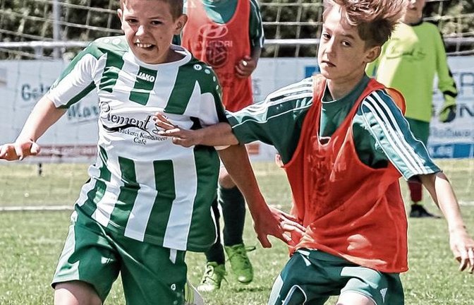 Beim Turnier der E-Junioren in Großglattbach kämpfen David Württemberger (SGM Iptingen/Mönsheim/Großglattbach, links) und Vincent Konrad (VfR Sersheim) um den Ball. Foto: Simecek