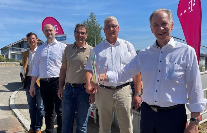 Luís Antunes (links) , Viktor Kostic, Matthias Gauger, Peter Schäfer und Volker Ackermann beim Spatenstich in Hochdorf. <span class='image-autor'>Foto: Stogios</span>