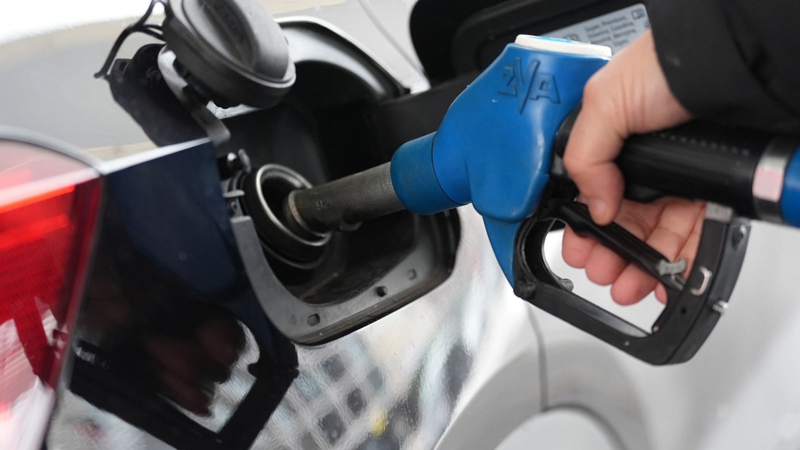 Ein Mann tankt an einer Tankstelle ein Auto. (zu dpa: «Kritik an Spritpreis-Entlastungspaket von Bund und Ländern»)Marcus Brandt/dpa Ein Mann tankt an einer Tankstelle ein Auto. (zu dpa: «Kritik an Spritpreis-Entlastungspaket von Bund und Ländern»)Marcus Brandt/dpa