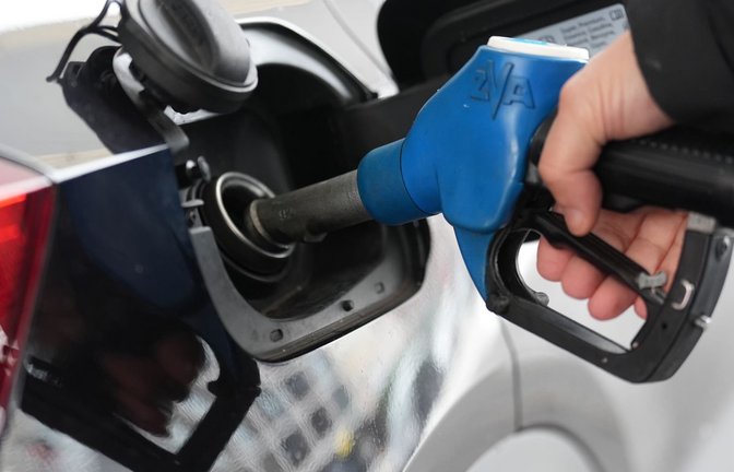 Ein Mann tankt an einer Tankstelle ein Auto. (zu dpa: «Kritik an Spritpreis-Entlastungspaket von Bund und Ländern»)<span class='image-autor'>Marcus Brandt/dpa</span>