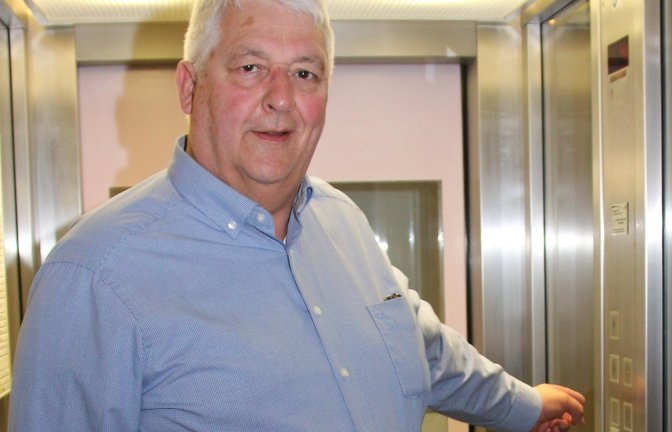 Nachdem er schon einmal im Aufzug stecken geblieben ist, nimmt der Eberdinger Bürgermeister Peter Schäfer am Dienstag auf jeden Fall die Treppe. <span class='image-autor'>Foto: Bögel</span>