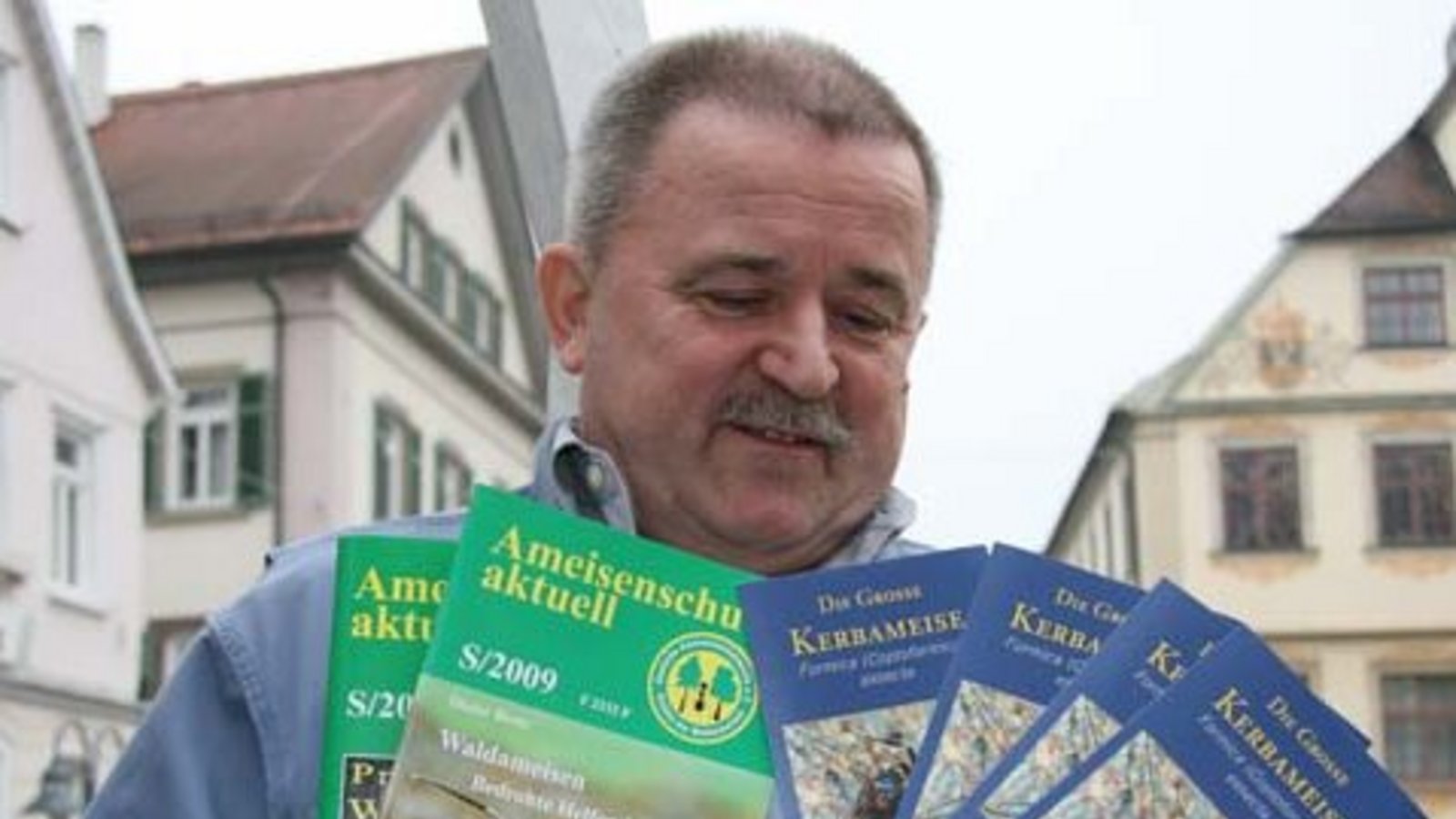 Rudolf Herrmann und die  Waldameisen. Fotos: Rücker/Thalhäuser