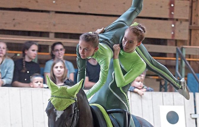 Lena Skrobanek (sitzend) und Luisa Mayer turnen auf dem Rücken der 14 Jahre alten Hannoveraner-Stute Good Night.  Fotos: Küppers