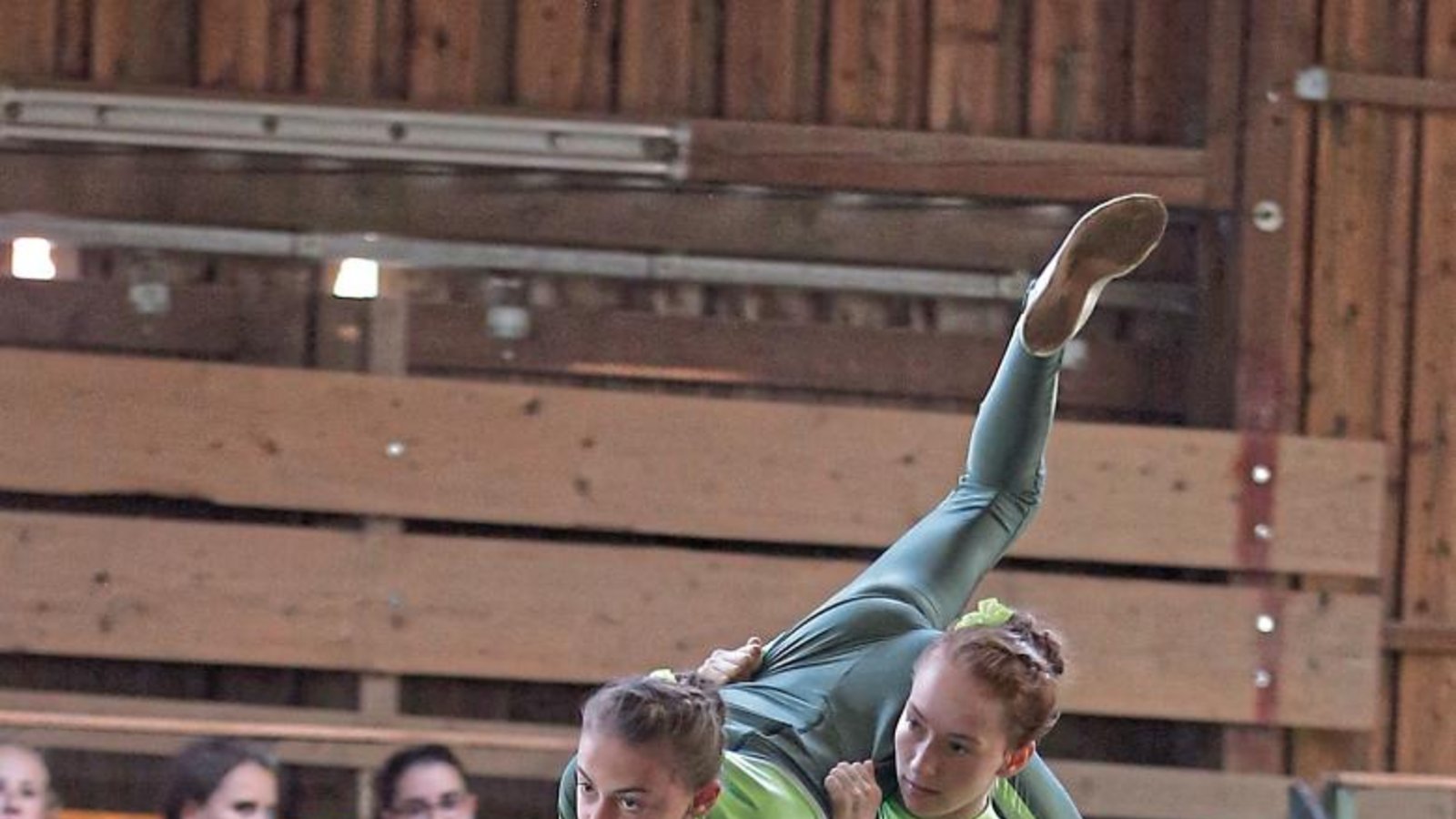 Lena Skrobanek (sitzend) und Luisa Mayer turnen auf dem Rücken der 14 Jahre alten Hannoveraner-Stute Good Night. Fotos: Küppers Lena Skrobanek (sitzend) und Luisa Mayer turnen auf dem Rücken der 14 Jahre alten Hannoveraner-Stute Good Night. Fotos: Küppers