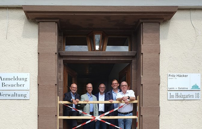 Die ehemaligen Gesellschafter und Geschäftsführer der Leimfabrik Häcker – Christoph Engelbrecht, Volker Ellenberger und Thomas Klett – besuchen das „neue“ historische Verwaltungsgebäude der künftigen Bürgergartenschau. Begrüßt werden sie von OB Uwe Skrzypek und Eigenbetrieb-Geschäftsführer Norbert Geissel. <span class='image-autor'>Fotos: pv</span>