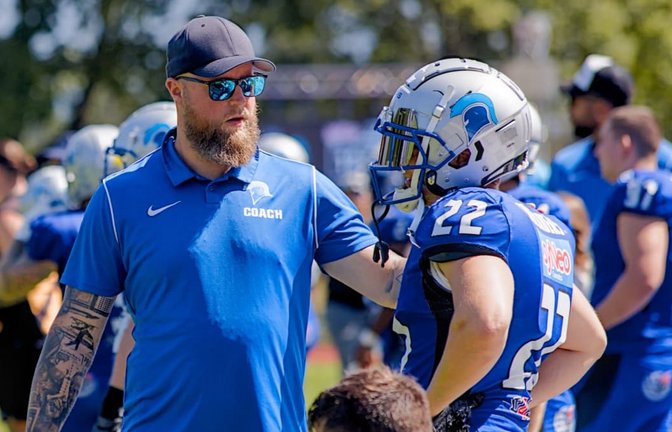 In der abgelaufenen Saison wirkte Kevin Selje (li.) als Special Teams Coordinator und Defensive Backs Coach bei den Albershausen Crusaders: Jetzt kehrt er als Headcoach zu den Holzgerlingen Twister zurück.<span class='image-autor'>privat</span>