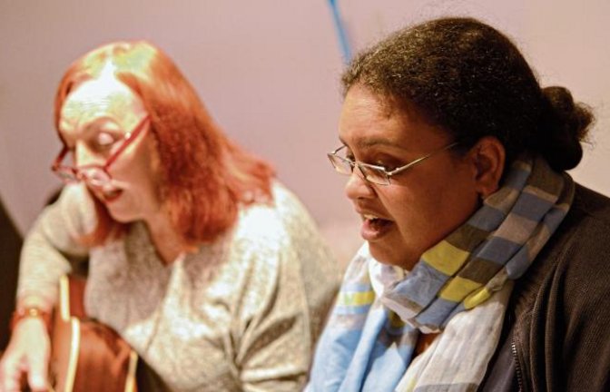 Jennifer Owusu wird von Veronika Wernstedt mit der Gitarre begleitet.  Foto: Wernstedt