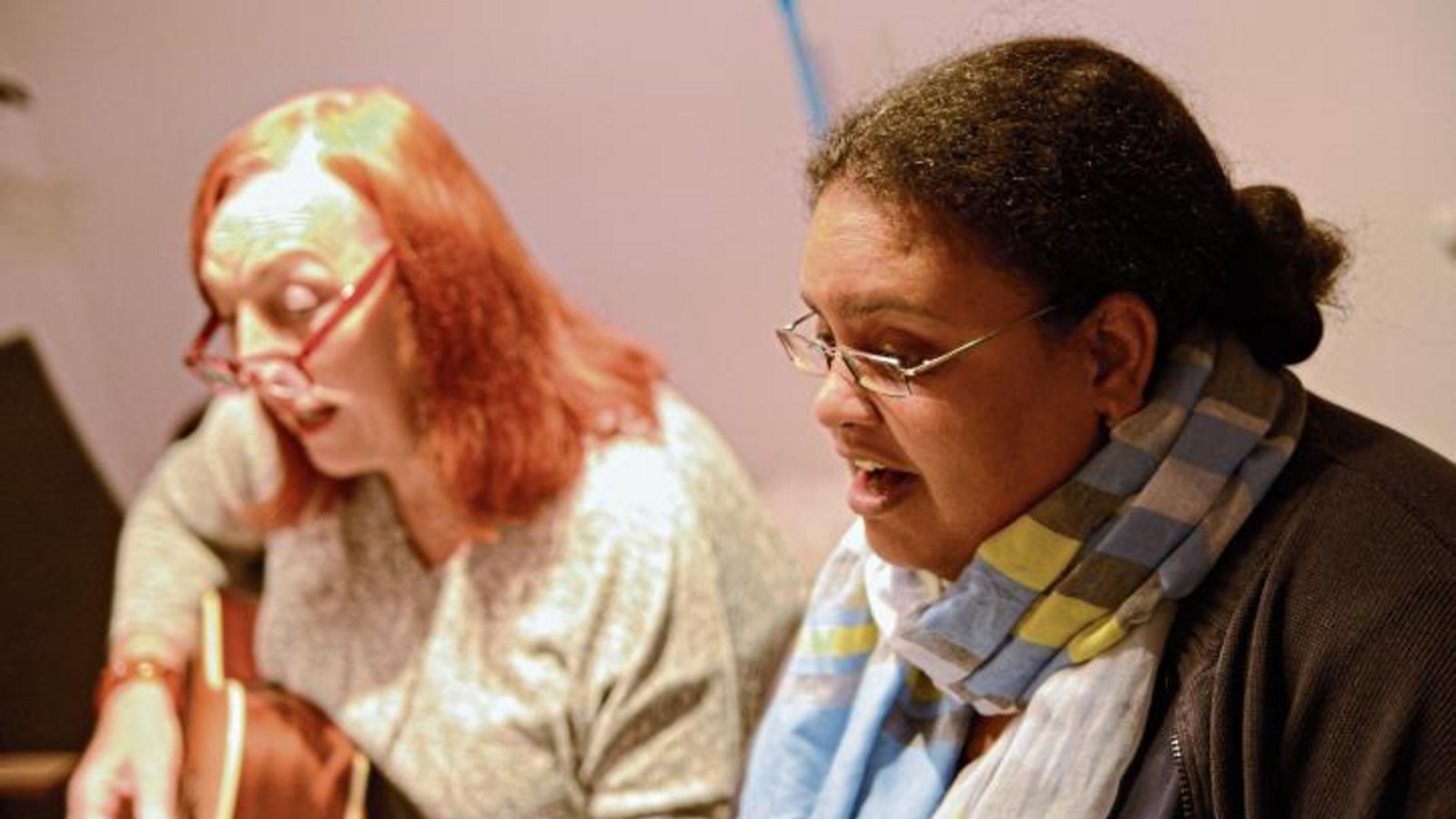 Jennifer Owusu wird von Veronika Wernstedt mit der Gitarre begleitet.  Foto: Wernstedt