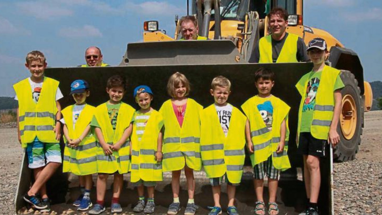 Die Arbeitsmaschinen wie Bagger und Raupe kamen bei den Kindern gut an. Foto: p Die Arbeitsmaschinen wie Bagger und Raupe kamen bei den Kindern gut an. Foto: p