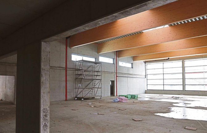 Nackt und leer stellt sich der Rohbau zur Sporthalle an der Vaihinger Waldorfschule momentan dar. Der Trägerverein hofft auf Spenden zur Ausstattung mit Sportgeräten. Foto: Küppers