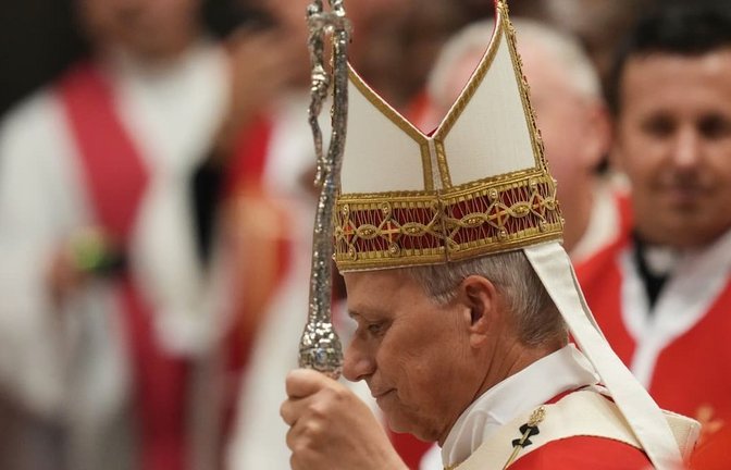 Papst Leo XIV. absolviert nach der Ankündigung einer bevorstehenden Operation an der Lunge zunächst weiter Termine im Vatikan.<span class='image-autor'>Gregorio Borgia/AP/dpa</span>