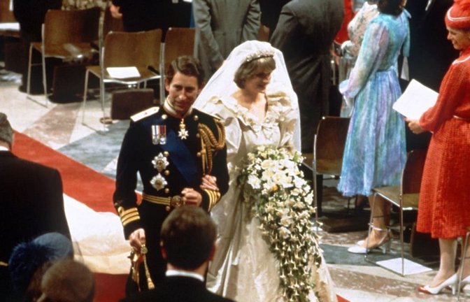 Prinz Charles und Prinzessin Diana verlassen nach der Trauungszeremonie die St.-Pauls-Kathedrale.<span class='image-autor'>picture alliance/dpa</span>