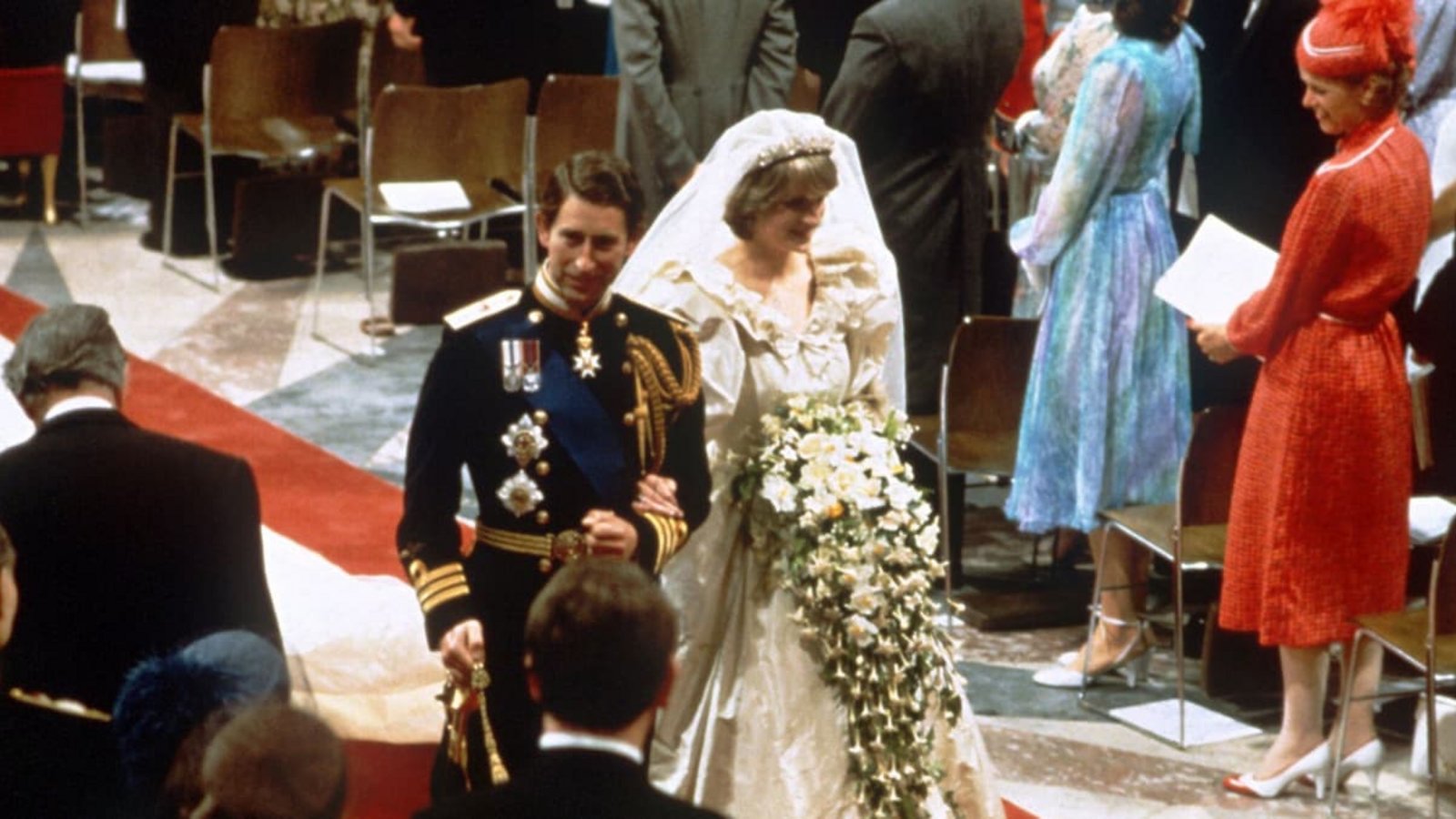 Prinz Charles und Prinzessin Diana verlassen nach der Trauungszeremonie die St.-Pauls-Kathedrale.picture alliance/dpa