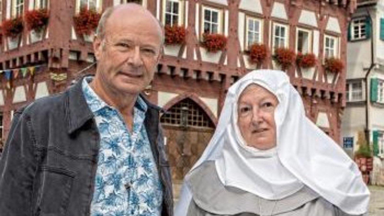 Bürgermeister Rudolf Kürner mit Stadtführerin Monika Zürn, gekleidet als Apoollonia Bender. In diesem Kostüm wird sie am Festumzug teilnehmen. Foto: Bürkle Bürgermeister Rudolf Kürner mit Stadtführerin Monika Zürn, gekleidet als Apoollonia Bender. In diesem Kostüm wird sie am Festumzug teilnehmen. Foto: Bürkle
