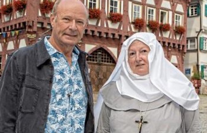 Bürgermeister Rudolf Kürner mit Stadtführerin Monika Zürn, gekleidet als Apoollonia Bender. In diesem Kostüm wird sie am Festumzug teilnehmen. Foto: Bürkle