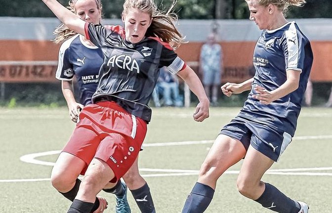 Kerstin Englert (Mitte) hat mit dem SV Horrheim erneut keinen Dreier in der Regionenliga 2 eingefahren, obwohl ihr Team drückend überlegen war. Foto: Archiv/Simecek