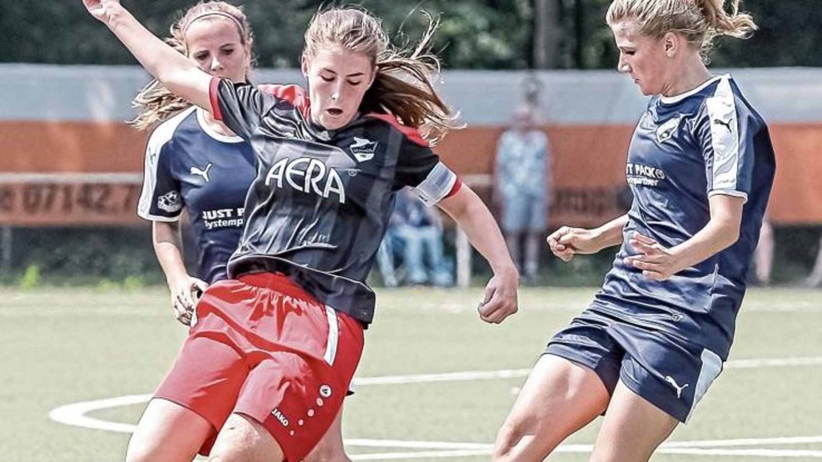 Kerstin Englert (Mitte) hat mit dem SV Horrheim erneut keinen Dreier in der Regionenliga 2 eingefahren, obwohl ihr Team drückend überlegen war. Foto: Archiv/Simecek