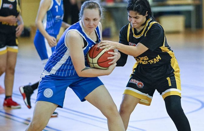 BSG Vaihingen - Sachsenheim (schwarzer Dress) - BV Hellas Esslingen, 04.10.2026, Basketball, Frauen, Bezirksliga,  Saison 2026 / 2027, Sevim Pezeli (BSG #1) vs. Theresa Hammerer, Foto: Leitner