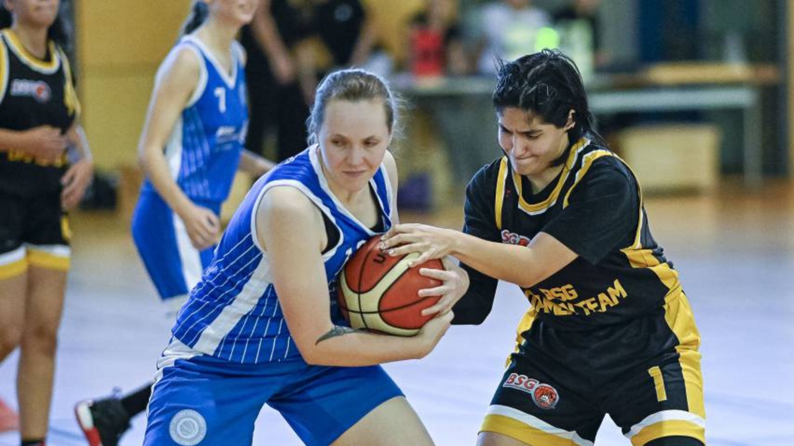 BSG Vaihingen - Sachsenheim (schwarzer Dress) - BV Hellas Esslingen, 04.10.2026, Basketball, Frauen, Bezirksliga, Saison 2026 / 2027, Sevim Pezeli (BSG #1) vs. Theresa Hammerer, Foto: Leitner