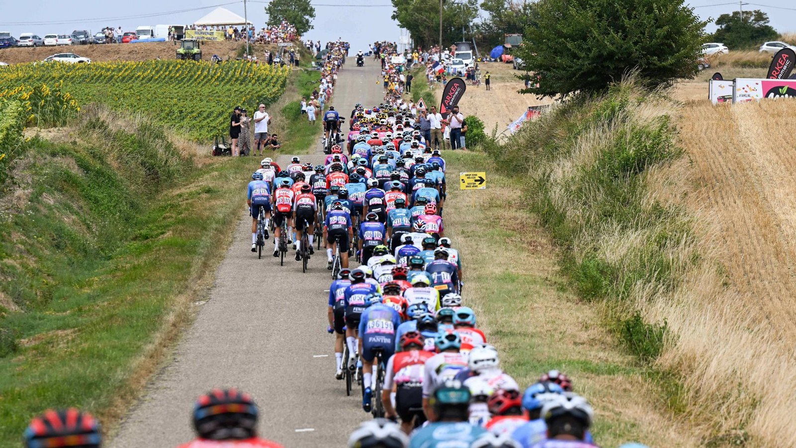 Nach knapp fünf Minuten Unterbrechung wurde die 19. Tour-Etappe mit den bestehenden Abständen fortgesetzt.Foto: IMAGO/Panoramic International/IMAGO/Vincent Kalut