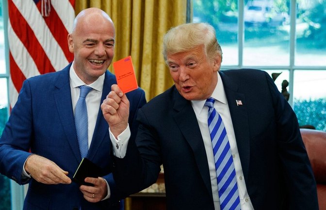 Der Fifa-Chef Gianni Infantino (links) und der US-Präsident Donald Trump treiben ein durchschaubares Spiel.<span class='image-autor'>Foto: Evan Vucci/AP/dpa</span>