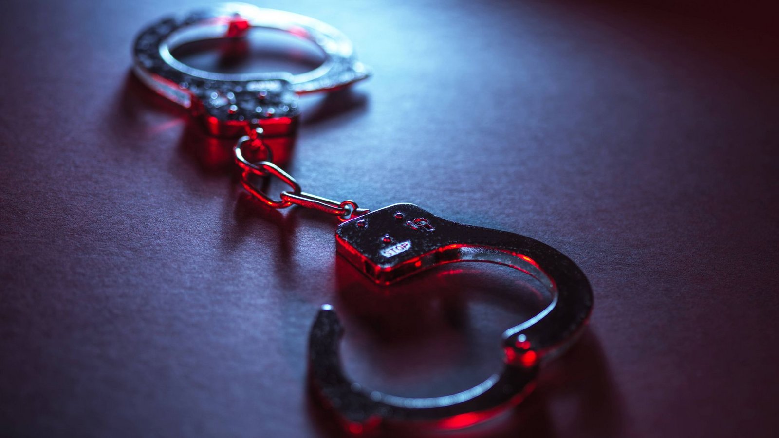 Ein 20-Jähriger ist festgenommen worden, nachdem er in Reutlingen einen Mann mit einem Messer angegriffen haben soll (Symbolfoto).Foto: IMAGO/Westend61/IMAGO/Andrew Brookes