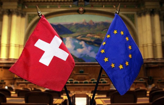 Das Verhältnis zwischen der Schweiz und der EU ist kompliziert. Nun soll es über ein gemeinsames Abkommen geregelt werden, doch die Kritik daran ist laut.<span class='image-autor'>Foto: dpa/Michael Stahl</span>