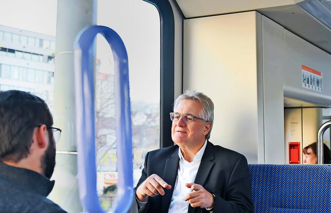 Zum Abschiedsinterview bittet Thomas Hachenberger stilecht in die Zahnradbahn.<span class='image-autor'>Foto: Lichtgut/Max Kovalenko</span>