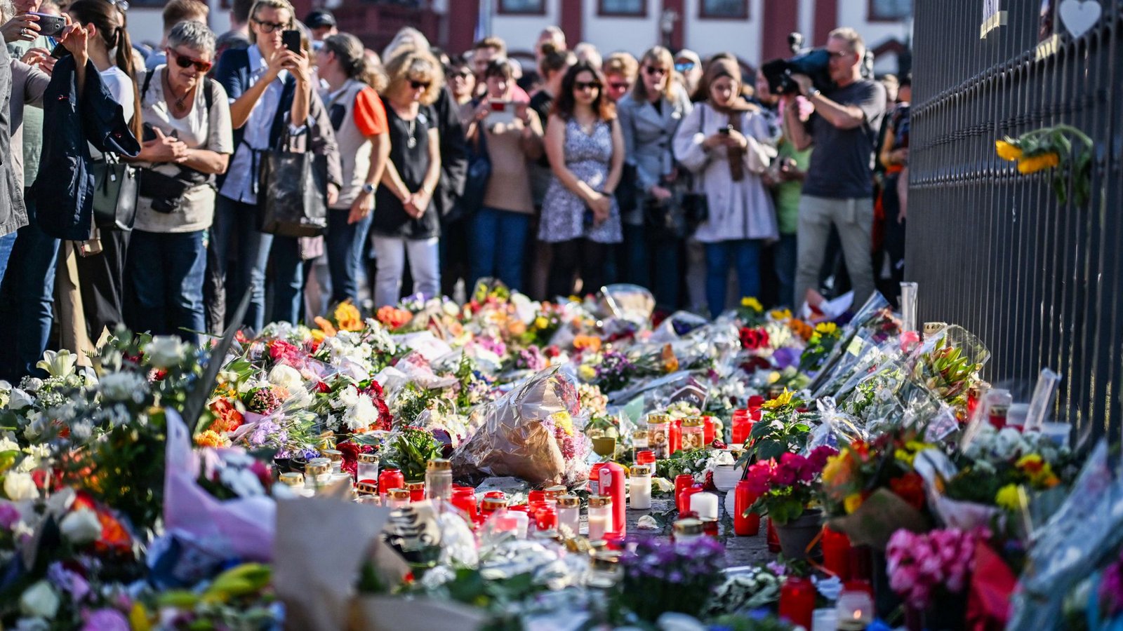 Menschen trauern seit Freitag, 31. Mai 2024, auf dem Mannheimer Marktplatz um den Polizisten Rouven Laur.Foto: dpa/Uli Deck Menschen trauern seit Freitag, 31. Mai 2024, auf dem Mannheimer Marktplatz um den Polizisten Rouven Laur.Foto: dpa/Uli Deck