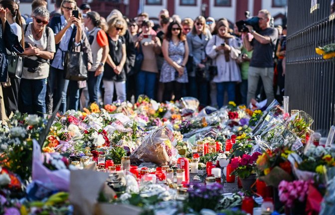 Menschen trauern seit Freitag, 31. Mai 2024, auf dem Mannheimer Marktplatz um den Polizisten Rouven Laur.<span class='image-autor'>Foto: dpa/Uli Deck</span>