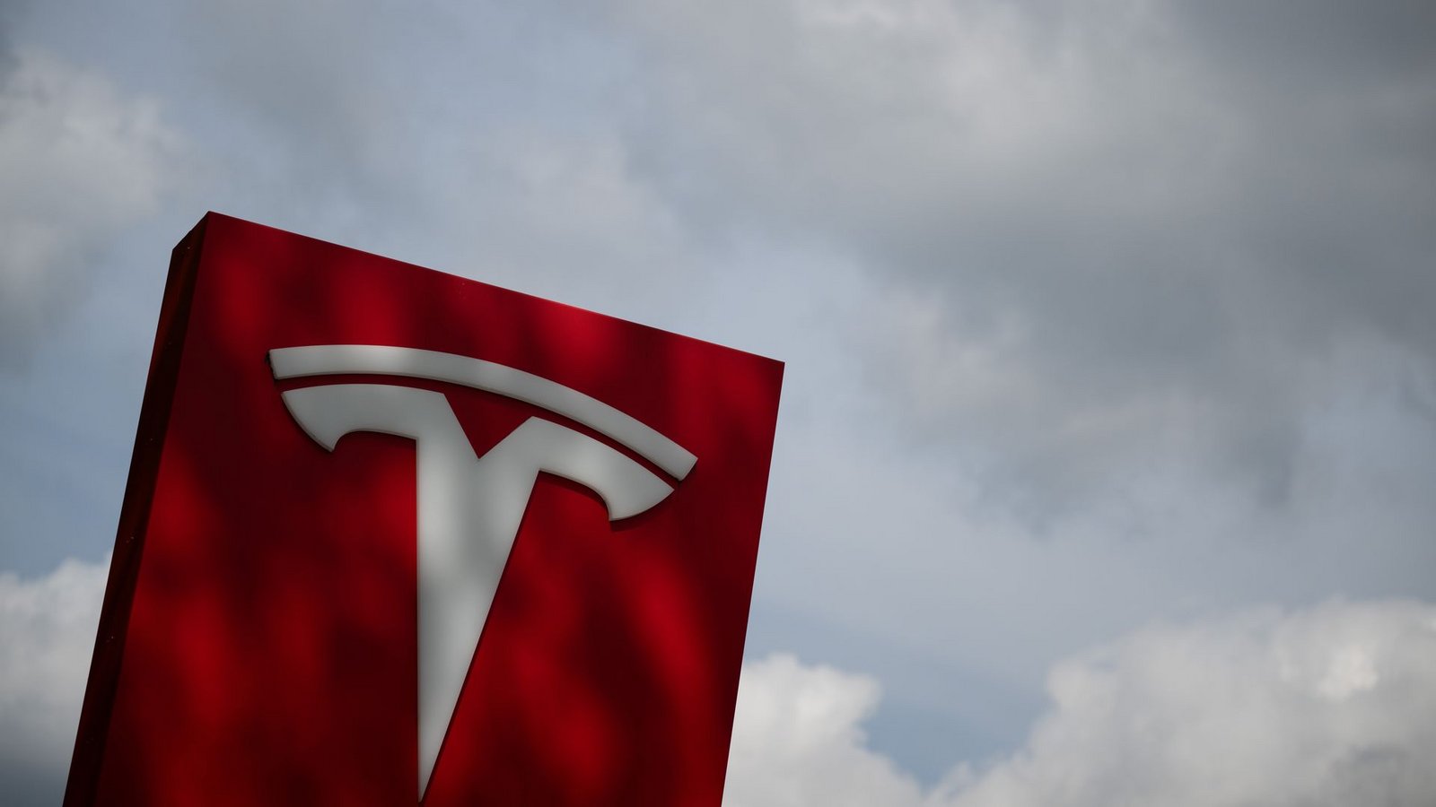 Tesla entschied sich dafür, abgespeckte Versionen heutiger Modelle günstiger zu verkaufen. (Archivbild)Foto: Sebastian Gollnow/dpa