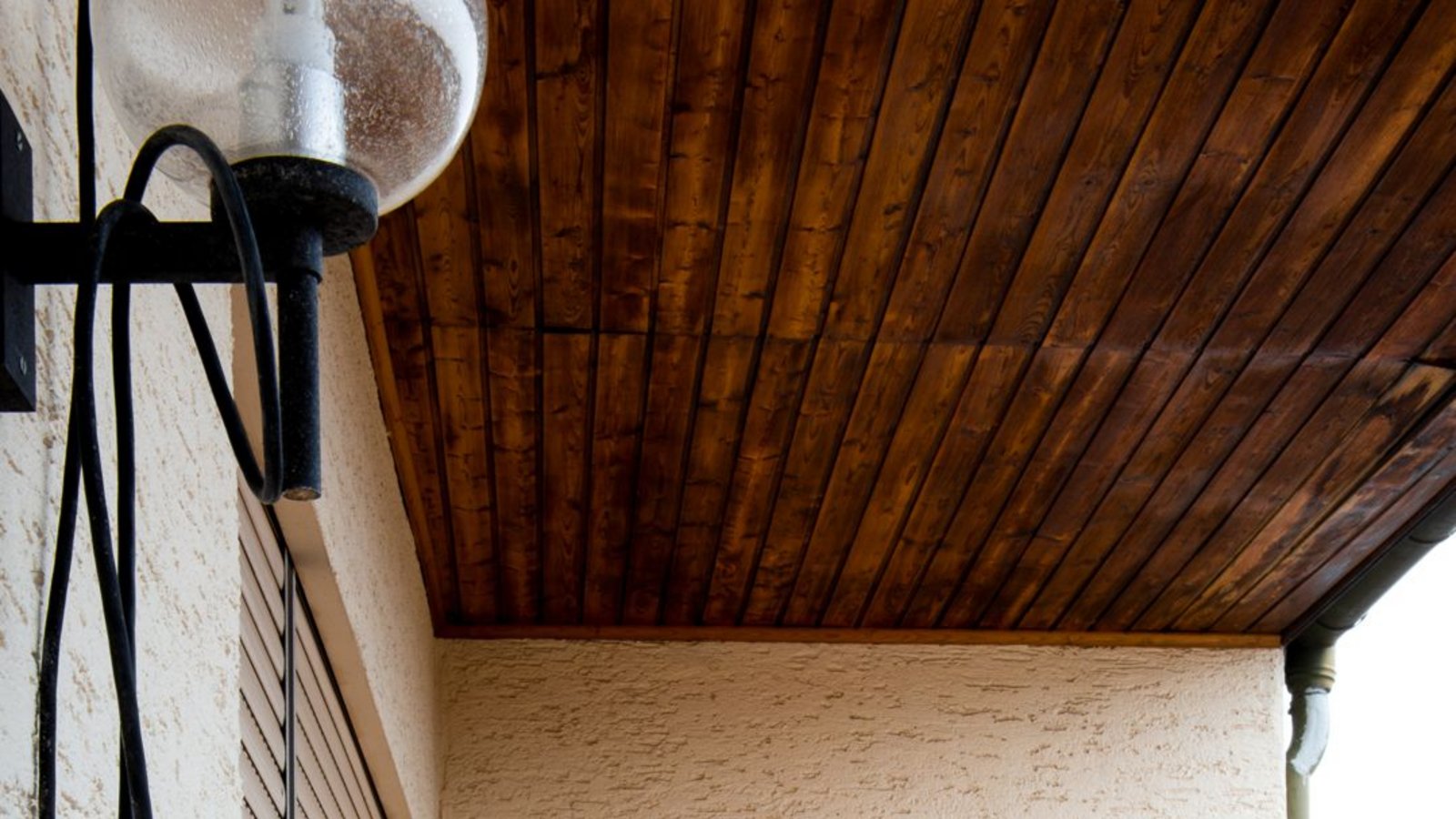 Wenn er dieses Bild betrachtet, sieht Jörg Egerer den Vater auf seinem Balkonstuhl sitzen. Die Lampe, die ihm leuchtete, braucht keinen Strom mehr.Foto: Joerg Egerer Wenn er dieses Bild betrachtet, sieht Jörg Egerer den Vater auf seinem Balkonstuhl sitzen. Die Lampe, die ihm leuchtete, braucht keinen Strom mehr.Foto: Joerg Egerer