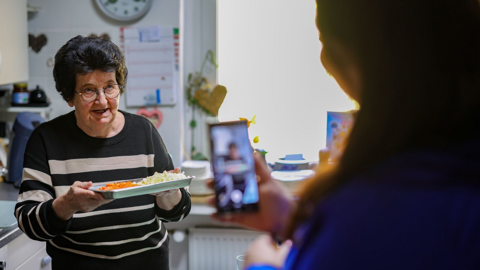 Oma kocht, Vanessa filmt - wie lange die zwei noch Videos machen, hängt ganz davon ab, wie lange Annemarie noch möchte.Foto: Christoph Reichwein/dpa