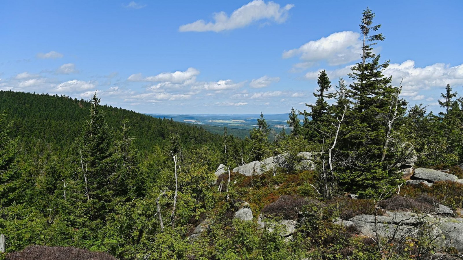 Das Fichtelgebirge und die nordöstliche Oberpfalz erlebten in der jüngeren Vergangenheit gleich zweimal eine explosive vulkanische Phase – vor rund 20 Millionen und vor 300 000 Jahren.Foto: picture alliance/dpa/Nicolas Armer Das Fichtelgebirge und die nordöstliche Oberpfalz erlebten in der jüngeren Vergangenheit gleich zweimal eine explosive vulkanische Phase – vor rund 20 Millionen und vor 300 000 Jahren.Foto: picture alliance/dpa/Nicolas Armer