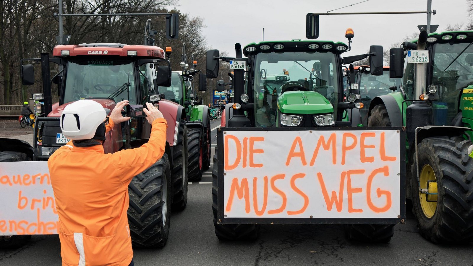 „Die Ampel muss weg“ – in Großbuchstaben machen Landwirte ihre Forderung auf Plakaten an den Traktoren deutlich.Foto: imago/Stefan Zeitz „Die Ampel muss weg“ – in Großbuchstaben machen Landwirte ihre Forderung auf Plakaten an den Traktoren deutlich.Foto: imago/Stefan Zeitz